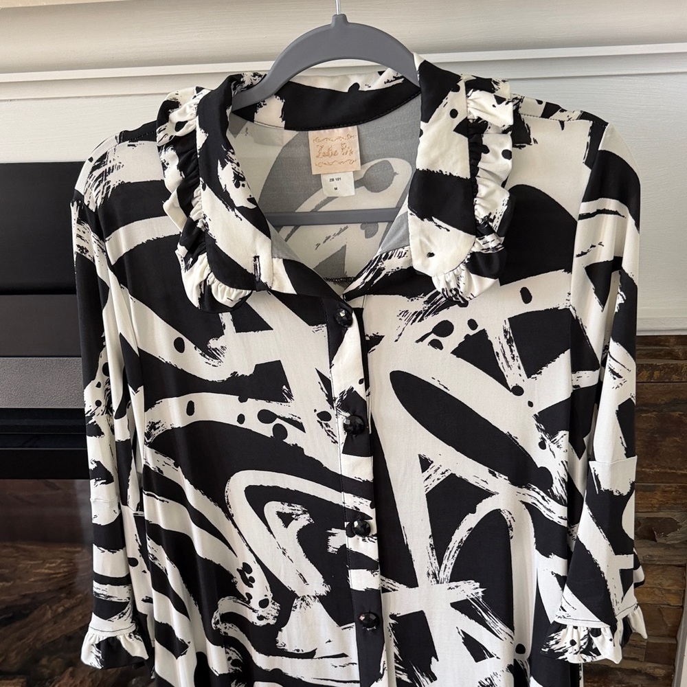 Zadie B’s Black & White Abstract Print Button-Up Tunic - Picture 2 of 4